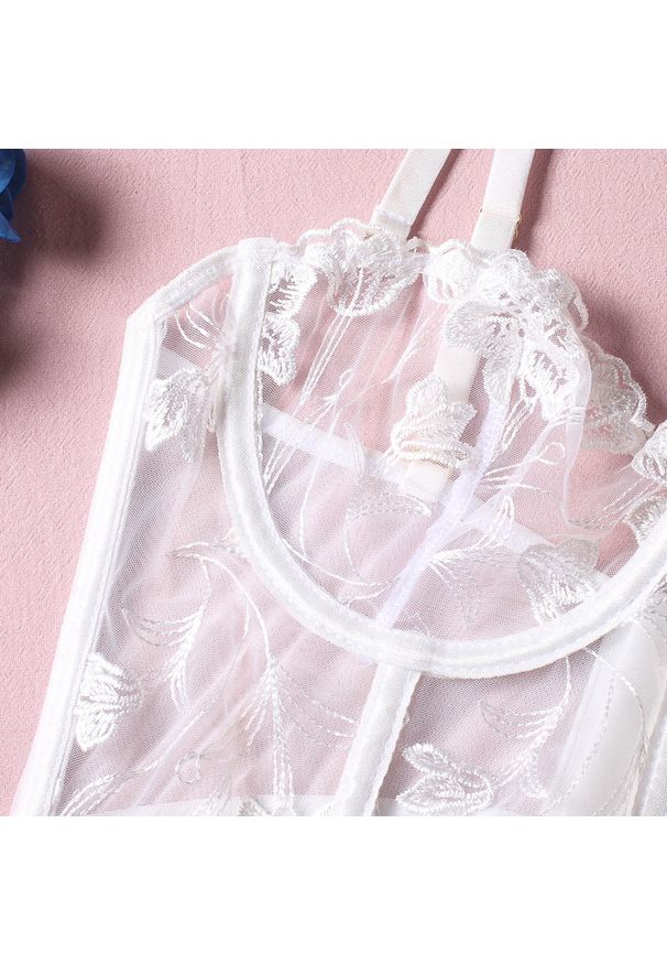 Intica - Komplet bielizny z gorsetowym biustonoszem i koronkowymi detalami Sinela. Kolor: biały. Materiał: koronka