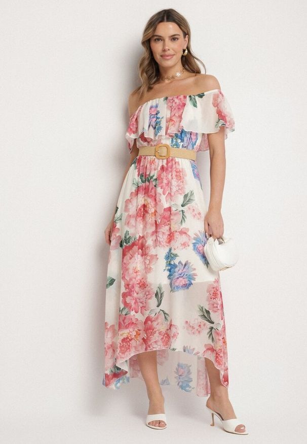 Born2be - Różowa Sukienka Typu Hiszpanka w Kwiaty z Paskiem Sademire. Okazja: na co dzień. Typ kołnierza: dekolt hiszpanka. Kolor: różowy. Wzór: kwiaty. Styl: casual