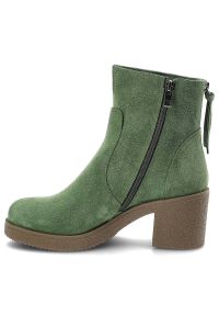 Zielone Botki Nessi Modne Obuwie Damskie. Zapięcie: zamek. Kolor: zielony. Materiał: zamsz, skóra. Sezon: jesień. Obcas: na obcasie. Styl: elegancki. Wysokość obcasa: średni #8