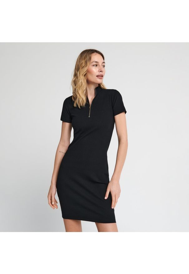 Sinsay - Sukienka mini ze stójką - Czarny. Typ kołnierza: kołnierzyk stójkowy. Kolor: czarny. Długość: mini