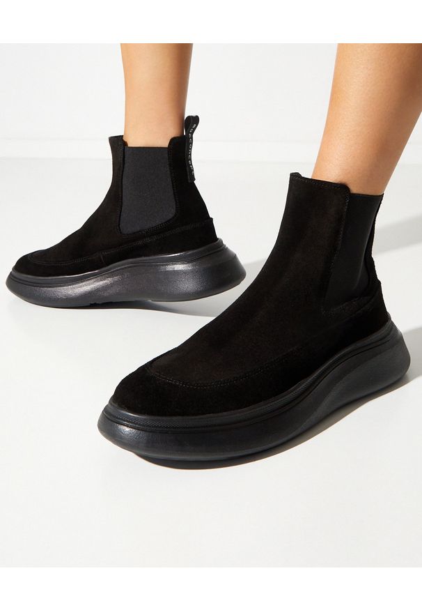 MOA Concept - MOA CONCEPT - Zamszowe botki z podeszwą oversized. Nosek buta: okrągły. Kolor: czarny. Materiał: zamsz. Szerokość cholewki: normalna
