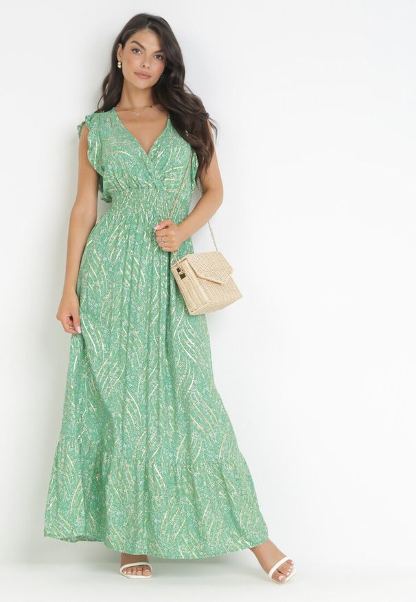 Born2be - Zielona Maxi Sukienka Wiskozowa z Gumką w Talii i Metalicznym Nadrukiem Fianre. Kolor: zielony. Materiał: wiskoza. Wzór: nadruk. Typ sukienki: kopertowe. Długość: maxi