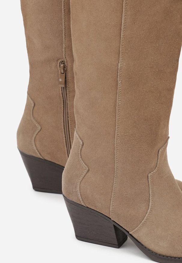 Renee - Ciemnobeżowe Kozaki Typu Kowbojki na Stożku z Naturalnego Zamszu Adeora. Okazja: na co dzień. Zapięcie: sprzączka. Kolor: beżowy. Materiał: zamsz. Obcas: na stożku. Styl: casual, elegancki