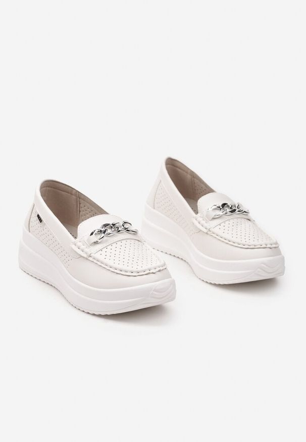Born2be - Białe Mokasyny na Grubej Podeszwie Ozdobione z Przodu z Łańcuszkiem Sarahmarie. Kolor: biały. Materiał: jeans. Wzór: aplikacja. Sezon: wiosna. Obcas: na platformie. Styl: elegancki