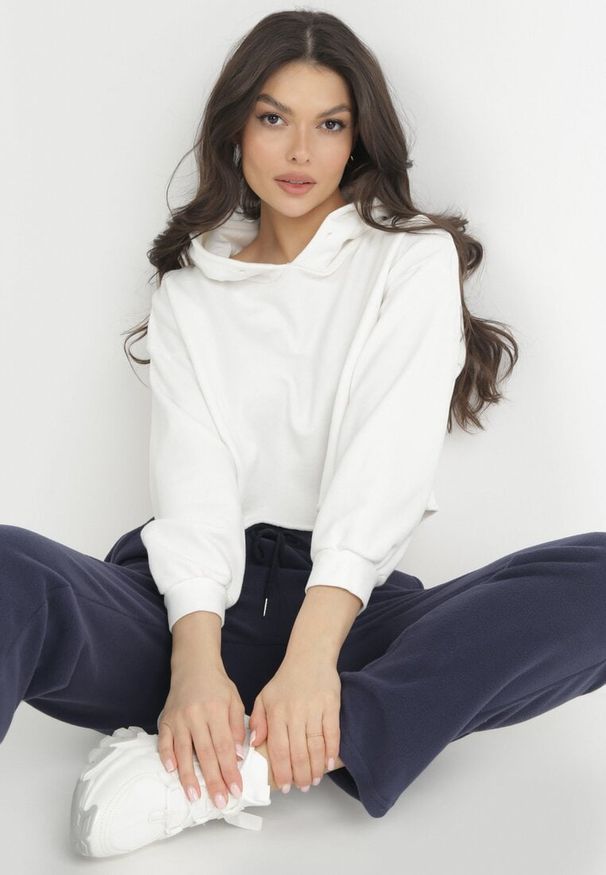 Born2be - Granatowe Spodnie Dresowe Esani. Okazja: na spacer, na co dzień. Kolor: niebieski. Materiał: dresówka. Sezon: zima, wiosna. Styl: casual, elegancki