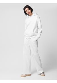 outhorn - Spodnie dresowe z szerokimi nogawkami damskie Outhorn - złamana biel. Stan: podwyższony. Kolor: biały. Materiał: dresówka #1