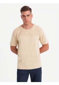 Ombre Clothing - T-shirt męski LOOSE FIT z kieszonką – beżowy V1. Okazja: na co dzień. Kolor: beżowy. Materiał: prążkowany, bawełna. Wzór: aplikacja. Styl: klasyczny, casual #7