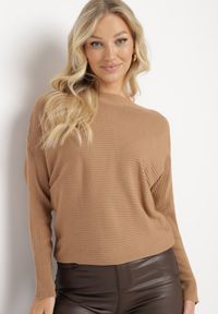 Born2be - Beżowy Klasyczny Sweter z Dekoltem w Łódkę Rieline. Okazja: na co dzień. Kolor: beżowy. Materiał: jeans. Długość rękawa: długi rękaw. Długość: długie. Styl: klasyczny