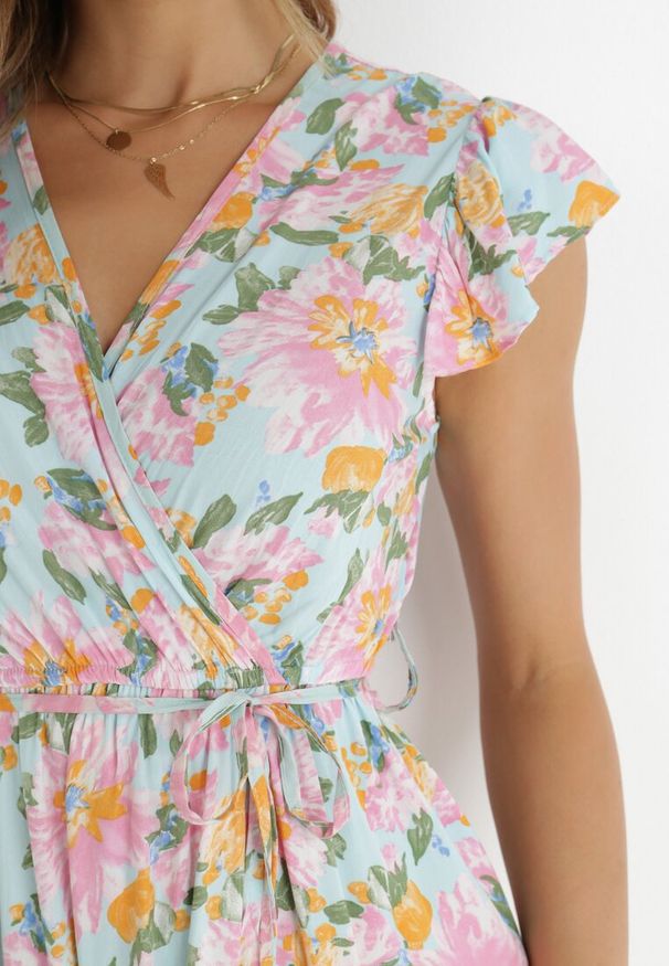 Born2be - Jasnoniebieska Sukienka Kopertowa z Gumką w Pasie w Kwiaty Pive. Typ kołnierza: kołnierz z falbankami. Kolor: niebieski. Materiał: wiskoza, tkanina, materiał. Wzór: kwiaty. Typ sukienki: kopertowe. Długość: maxi