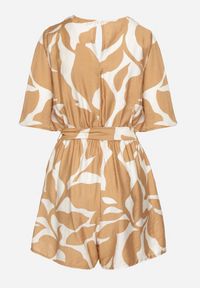 Born2be - Beżowy Kopertowy Kombinezon z Wiskozą z Wiązanym Paskiem i Krótkimi Nogawkami Folamera. Okazja: na co dzień. Kolor: beżowy. Materiał: wiskoza. Długość: krótkie. Sezon: lato. Styl: casual #2