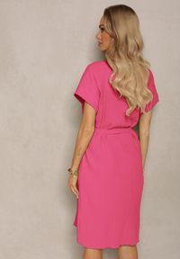 Renee - Fuksjowa Sukienka o Pudełkowym Kroju i Paskiem w Talii Tiarina. Okazja: na co dzień. Kolor: różowy. Typ sukienki: proste. Styl: casual, elegancki
