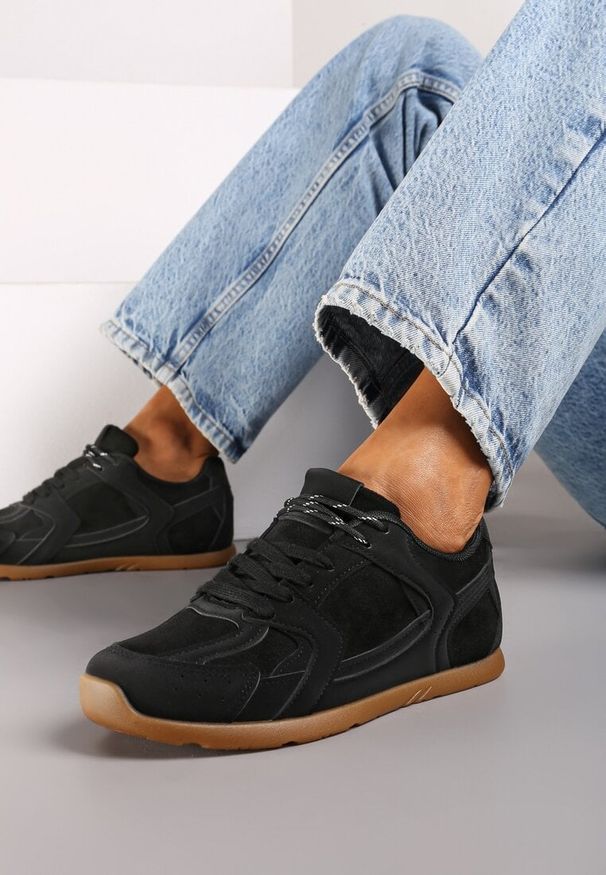 Renee - Czarne Sneakersy z Przeszyciami i Delikatnym Cyrkoniowym Zdobieniem Tarolea. Okazja: na co dzień. Kolor: czarny. Materiał: jeans. Wzór: aplikacja