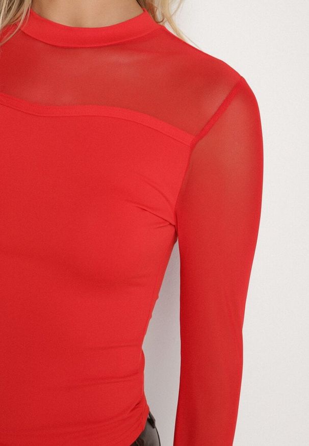 Born2be - Czerwona Bluzka z Golfem Vices Ozdobiona Transparentnymi Wstawkami Hatalie. Okazja: na co dzień. Typ kołnierza: golf. Kolor: czerwony. Materiał: jeans. Długość rękawa: długi rękaw. Długość: długie. Wzór: aplikacja. Styl: casual, klasyczny