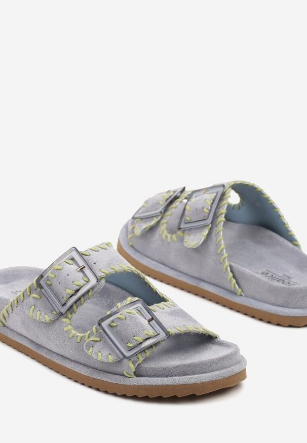 Born2be - Niebieskie Klapki z Imitacji Zamszu z Paskami z Klamrami Zdobionymi Przeszyciami Nalisha. Okazja: na co dzień. Kolor: niebieski. Materiał: zamsz. Wzór: aplikacja. Obcas: na płaskiej podeszwie. Styl: klasyczny, elegancki, casual