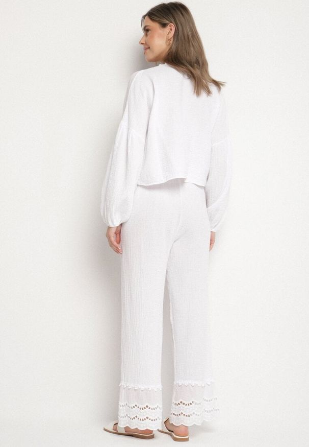 Born2be - Biały Bawełniany Komplet z Ażurowymi Zdobieniami Wiązana Bluzka i Spodnie Savurielle. Kolor: biały. Materiał: bawełna. Wzór: ażurowy, aplikacja