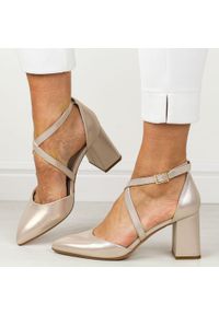 Złote błyszczące sandały damskie na słupku z zakrytymi palcami i pietą Sergio Leone Sk840. Okazja: na ślub cywilny, na wesele. Zapięcie: sprzączka. Kolor: złoty. Materiał: skóra. Sezon: wiosna, lato. Styl: elegancki, klasyczny #1