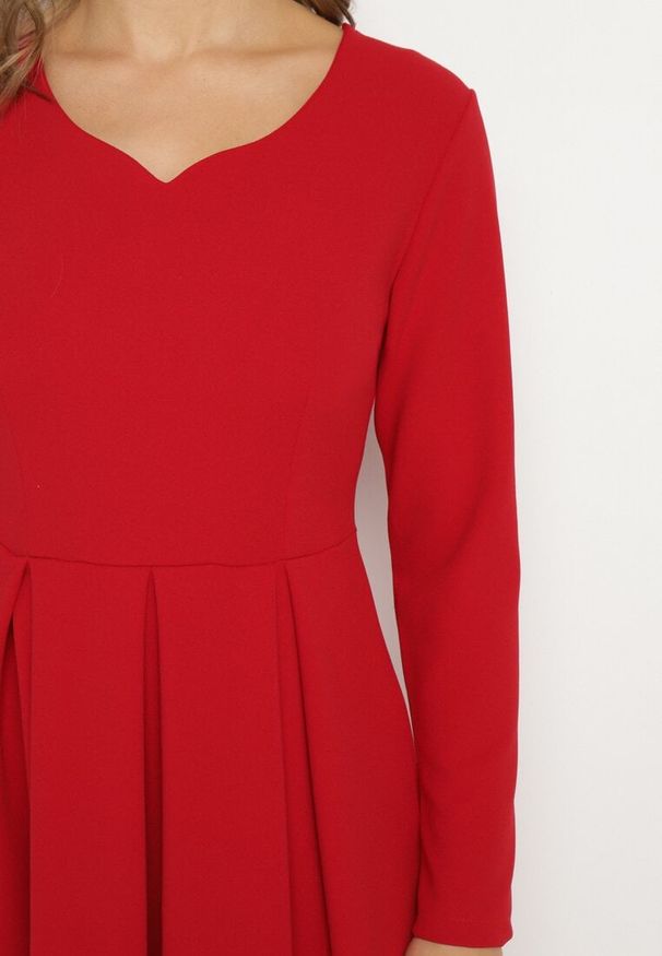 Born2be - Czerwona Rozkloszowana Sukienka Wieczorowa ze Szpiczastym Dekoltem Temithiel. Okazja: na co dzień. Kolor: czerwony. Materiał: jeans. Wzór: aplikacja. Typ sukienki: proste. Styl: wizytowy