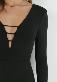 Born2be - Czarna Sukienka Mini z Głębokim Dekoltem Zdobionym Paseczkami Fancyone. Kolor: czarny. Wzór: aplikacja. Długość: mini #3