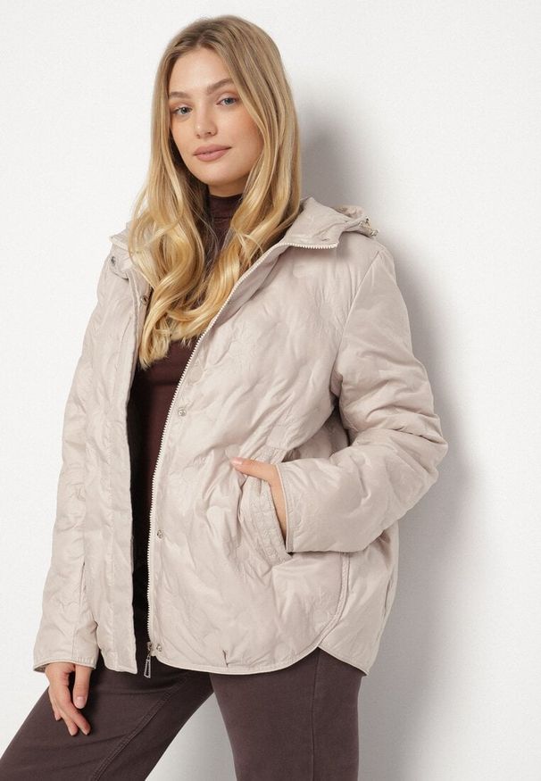 Born2be - Beżowa Pikowana Kurtka Przejściowa z Kapturem Arivitte. Okazja: na co dzień. Typ kołnierza: kaptur. Kolekcja: plus size. Kolor: beżowy. Materiał: jeans. Styl: casual, elegancki