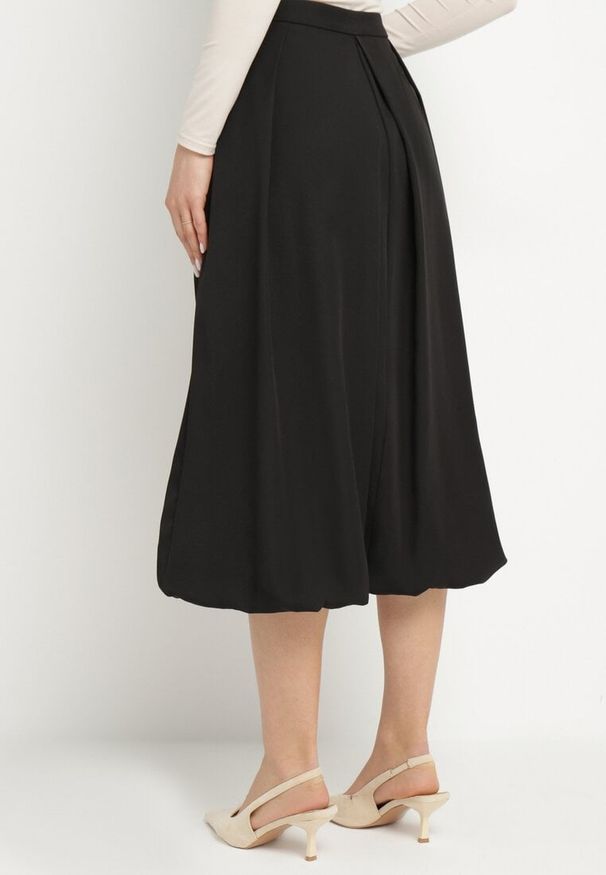 Born2be - Czarna Spódnica z Wiskozą o Rozkloszowanym Kroju z Zakładkami Voreza. Okazja: na co dzień. Kolor: czarny. Materiał: wiskoza. Styl: casual, elegancki