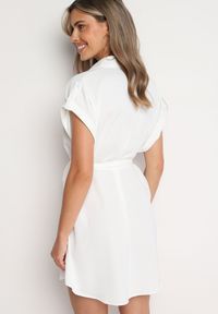 Born2be - Biała Koszulowa Sukienka o Rozkloszowanym Kroju z Paskiem w Talii Vikiana. Okazja: na spotkanie biznesowe. Kolor: biały. Długość rękawa: krótki rękaw. Typ sukienki: koszulowe. Styl: biznesowy, elegancki #4