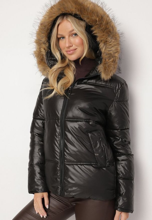 Born2be - Czarna Kurtka Pikowana z Kapturem z Odpinanym Futerkiem i Dłuższym Tyłem Clorina. Okazja: na co dzień. Typ kołnierza: kaptur. Kolor: czarny. Materiał: futro. Długość: długie. Wzór: aplikacja. Styl: klasyczny, casual, elegancki