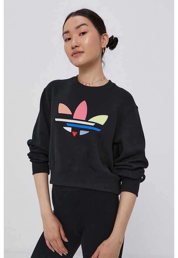 adidas Originals - Bluza bawełniana. Kolor: czarny. Materiał: bawełna. Wzór: aplikacja