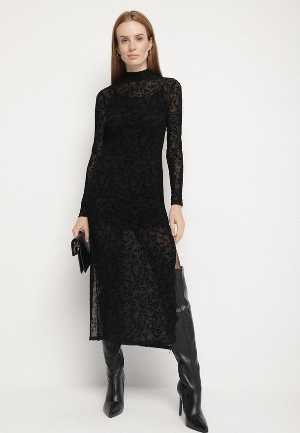 Born2be - Czarna Dopasowana Sukienka Koktajlowa z Wiskozą z Welurowym Wzorem Kwiatów Alerre. Okazja: na co dzień. Kolor: czarny. Materiał: welur, wiskoza. Długość rękawa: na ramiączkach. Wzór: kwiaty. Styl: wizytowy