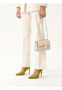 Kazar - Elegancka torebka na ramię ze skóry licowej. Kolor: kremowy. Materiał: skórzane. Styl: elegancki. Rodzaj torebki: na ramię #4