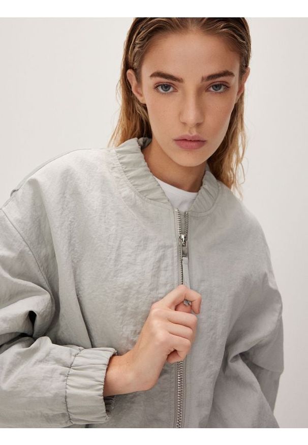 Reserved - Kurtka typu bomber - jasnoszary. Kolor: szary. Materiał: tkanina. Wzór: gładki