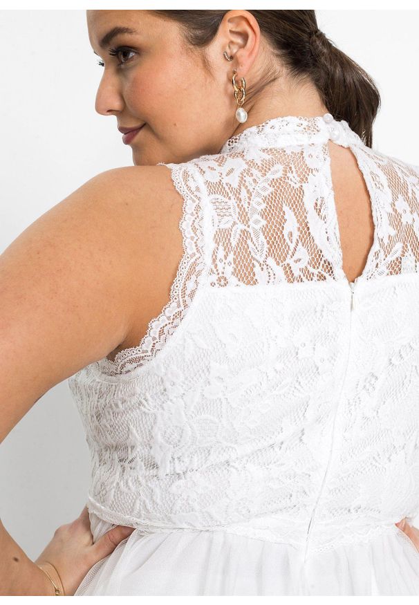 bonprix - Sukienka ślubna z tiulu z koronką. Okazja: na ślub cywilny, na wesele. Typ kołnierza: dekolt gorset, kołnierzyk stójkowy. Kolor: biały. Materiał: tiul, koronka. Wzór: koronka. Typ sukienki: gorsetowe