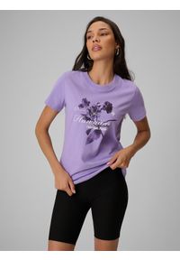 4f - 4F T-shirt regular z nadrukiem damski - fioletowy L. Okazja: na co dzień, na plażę. Kolor: fioletowy. Materiał: tkanina, materiał, bawełna. Wzór: nadruk. Sezon: lato. Styl: wakacyjny, casual, klasyczny #1