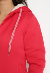 Born2be - Czerwona Bluza Ocieplana Sztucznym Futerkiem z Kapturem i Kieszeniami Violanda. Typ kołnierza: kaptur. Kolor: czerwony. Materiał: futro