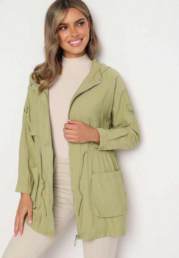 Born2be - Jasnozielona Kurtka Parka z Nieodpinanym Kapturem i Troczkiem w Pasie Mevarie. Okazja: na co dzień. Kolor: zielony. Materiał: jeans, tkanina. Długość rękawa: długi rękaw. Długość: długie. Styl: elegancki, casual