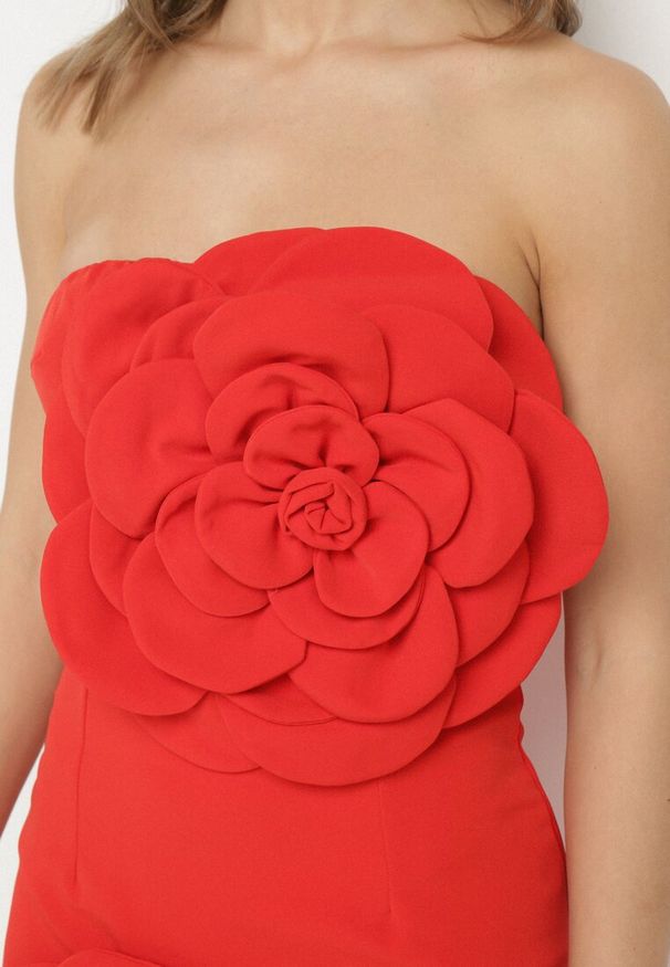 Born2be - Czerwona Sukienka z Dekoltem Bandeau Ozdobiona Kwiatami 3D Desarea. Okazja: na ślub cywilny, na wesele, na imprezę. Kolor: czerwony. Długość rękawa: na ramiączkach. Wzór: aplikacja, kwiaty. Sezon: lato. Styl: elegancki