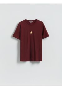 Reserved - T-shirt ze świątecznym nadrukiem - bordowy. Kolor: czerwony. Materiał: dzianina, bawełna. Wzór: nadruk. Styl: wizytowy #1