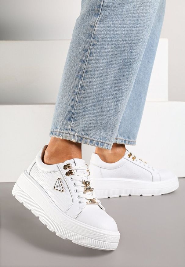 Born2be - Białe Sneakersy na Grubej Podeszwie ze Skóry Naturalnej z Trójkątną Ozdobą Dollassea. Okazja: na co dzień. Kolor: biały. Materiał: skóra. Wzór: aplikacja