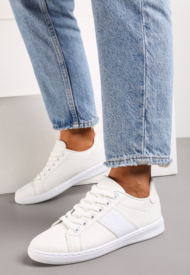 Renee - Białe Sneakersy Sznurowane Ozdobione Brokatem Vistasta. Nosek buta: okrągły. Zapięcie: sznurówki. Kolor: biały. Materiał: materiał, jeans. Wzór: aplikacja. Obcas: na obcasie. Wysokość obcasa: niski