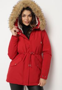 Born2be - Bordowa Zimowa Kurtka Parka z Odpinanym Futerkowym Zdobieniem i Kapturem Sialinnea. Okazja: na co dzień. Kolor: czerwony. Wzór: aplikacja. Sezon: zima. Styl: klasyczny, casual, elegancki #1