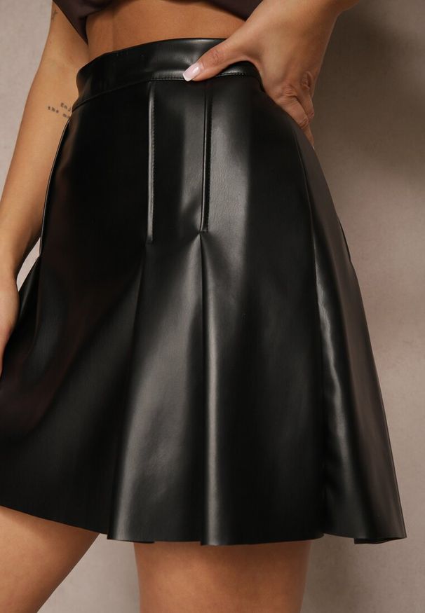 Renee - Czarna Plisowana Spódnica z Ekoskóry o Rozkloszowanym Kroju Annielle. Okazja: na co dzień. Stan: podwyższony. Kolor: czarny. Styl: elegancki, casual