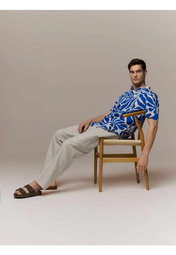 Reserved - Lniana koszula regular fit - niebieski. Kolor: niebieski. Materiał: len