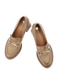 Półbuty damskie Armodo, cholewka ze skóry naturalnej stabilnym słupkowym obcasie z ozdobną klamrą i masywną podeszwą łączą elegancki styl z wygodą na. Okazja: na co dzień, do pracy. Zapięcie: klamry. Kolor: beżowy. Szerokość cholewki: normalna. Wzór: aplikacja. Materiał: skóra. Obcas: na obcasie. Styl: elegancki. Wysokość obcasa: średni #6