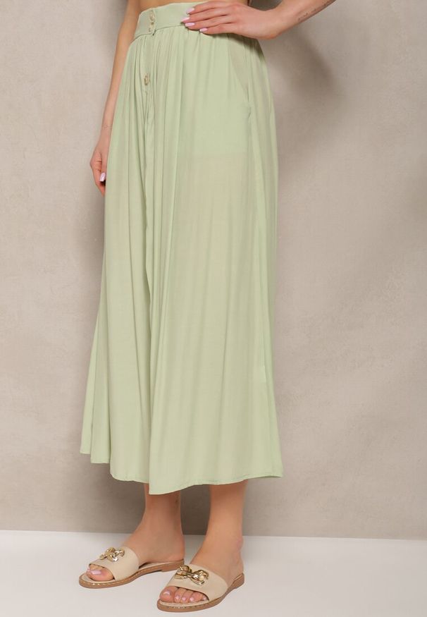 Renee - Jasnozielona Rozkloszowana Spódnica Maxi z Gumką w Talii i Kieszeniami Kendrani. Okazja: na co dzień, na imprezę. Kolor: zielony. Styl: elegancki, casual