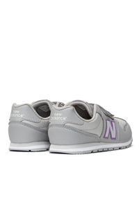 Sneakersy dziecięce szare New Balance PV500WNG. Kolor: szary. Materiał: syntetyk, zamsz. Szerokość cholewki: normalna. Model: New Balance 996