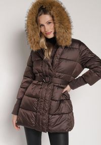 Born2be - Brązowa Kurtka z Pikowanymi Przeszyciami Paskiem i Kapturem z Futrem Lidanessa. Okazja: na co dzień. Kolor: brązowy. Materiał: futro. Styl: casual #2