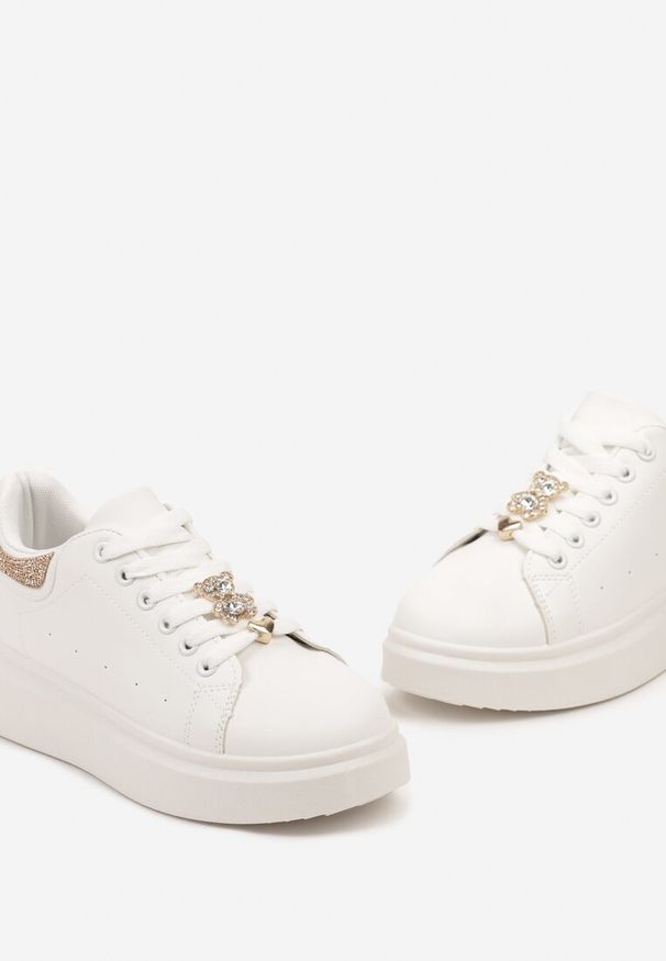 Renee - Biało-Szampańskie Płaskie Sneakersy za Kostkę ze Sznurowaniami Ozdobione Aplikacjami i Cyrkoniami Quenalia. Wysokość cholewki: za kostkę. Kolor: biały. Materiał: jeans. Wzór: aplikacja. Sezon: jesień, wiosna