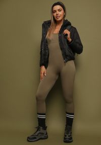 Born2be - Czarna Pikowana Kurtka z Kapturem i Lekkim Ociepleniem Ninirila. Okazja: na spacer. Typ kołnierza: kaptur. Kolor: czarny. Materiał: jeans. Długość: krótkie. Styl: klasyczny, elegancki #5