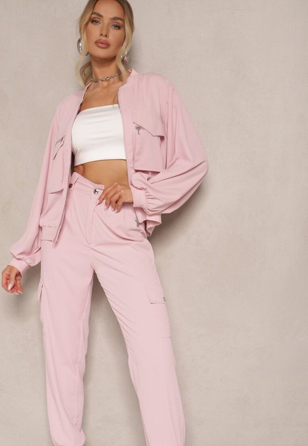 Renee - Różowy Komplet Dresowy Cargo Spodnie i Bluza Zdobiona Imitacją Kieszeni Nolhira. Kolor: różowy. Materiał: dresówka. Wzór: aplikacja