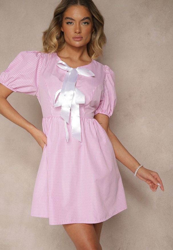 Renee - Różowa Retro Sukienka w Kratkę Vichy o Rozkloszowanym Kroju z Wiązaniem Temarea. Okazja: na co dzień. Kolor: różowy. Materiał: jeans. Wzór: kratka. Typ sukienki: rozkloszowane. Styl: retro