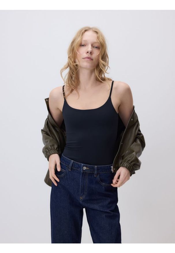 Reserved - Gładki top na ramiączkach - czarny. Kolor: czarny. Materiał: dzianina. Długość rękawa: na ramiączkach. Wzór: gładki